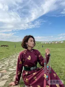 希拉穆仁 vs 辉腾锡勒怎么选？暑期草原避坑：教你如何住进真正的现代空调蒙古包
