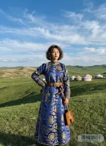 内蒙古旅游地接社火山打卡拍照穿搭攻略：宇航服+白色长裙，拍出火星大片